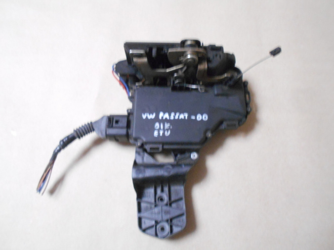 Oik etuoven lukkolaite VW  3B0837868.  Passat B5,  1996-01