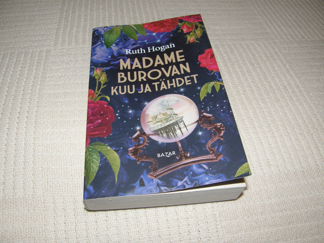 Ruth Hogan Madame Burovan kuu ja tähdet  -pok