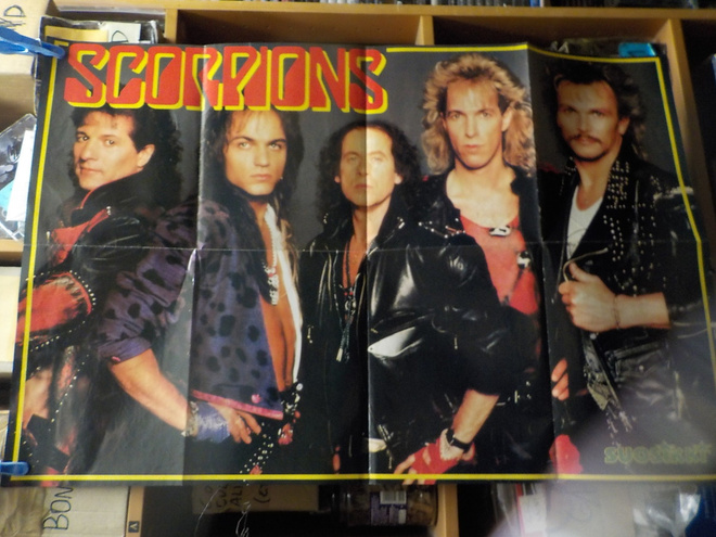 SCORPIONS JULISTE SUOSIKKI-LEHDESTÄ