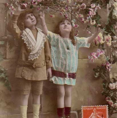 LAPSI / Tyttö ja poika romanttisten kukkaoksien alla 1900-l.