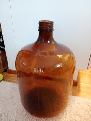Iso ruskea lasipullo