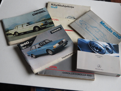 Omistajan käsikirjat autoihin.