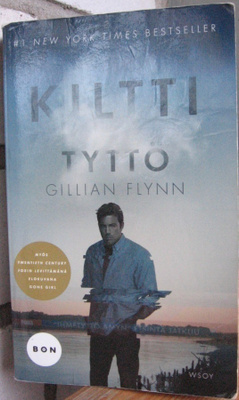 Gillian Flynn: Kiltti tyttö, Wsoy 2014. 447 s.