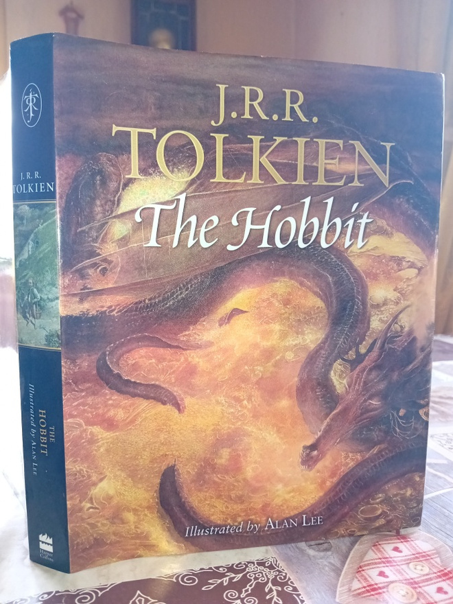 J. R. R. TOLKIEN  : THE HOBBIT  ( SIS POSTIKULU )