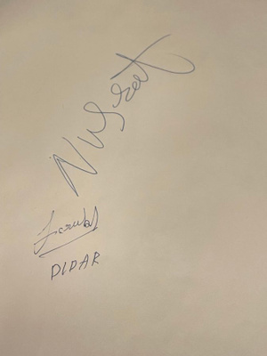 Nusrat Fateh Ali Khanin nimikirjoitus paperilla