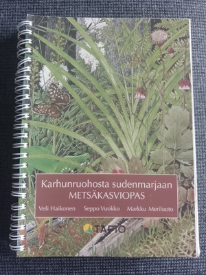 Tapio : Metsäkasviopas Karhunruohosta sudenmarjaan