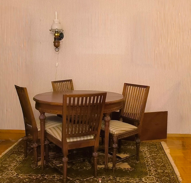 Suomalaimessa valmistettu pöytä ja neljä tuolia