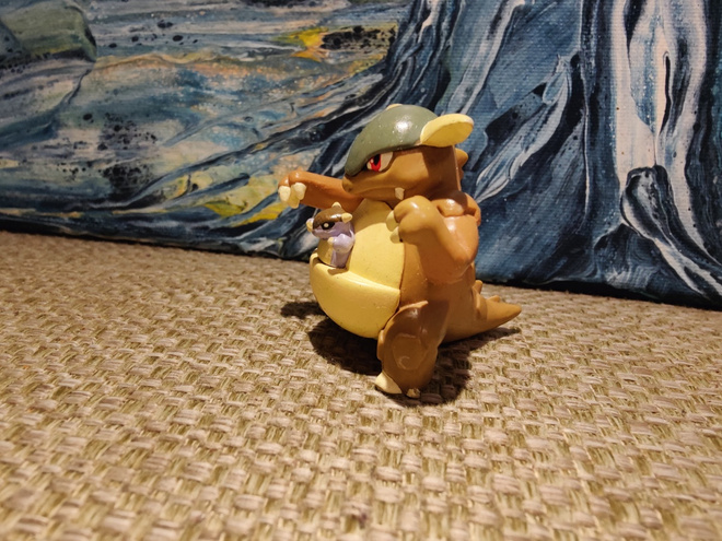Pokemon Zukan Kangaskhan poikanen taskussa