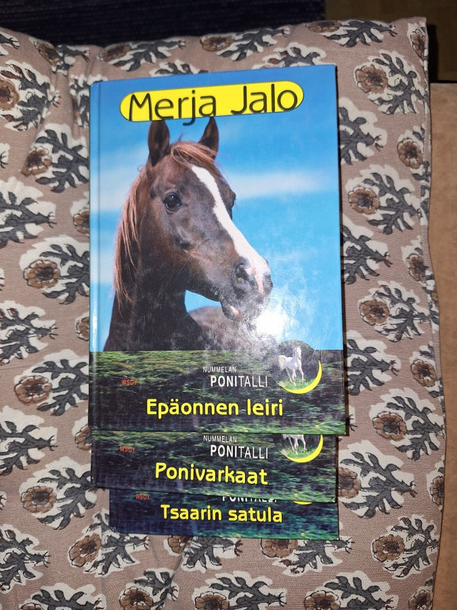 Merja Jalo : 3 Nummelan ponitalli kirjaa