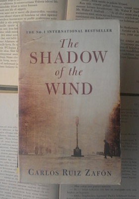 Carlos Ruiz Zafon - The Shadow of the Wind (paperback)
