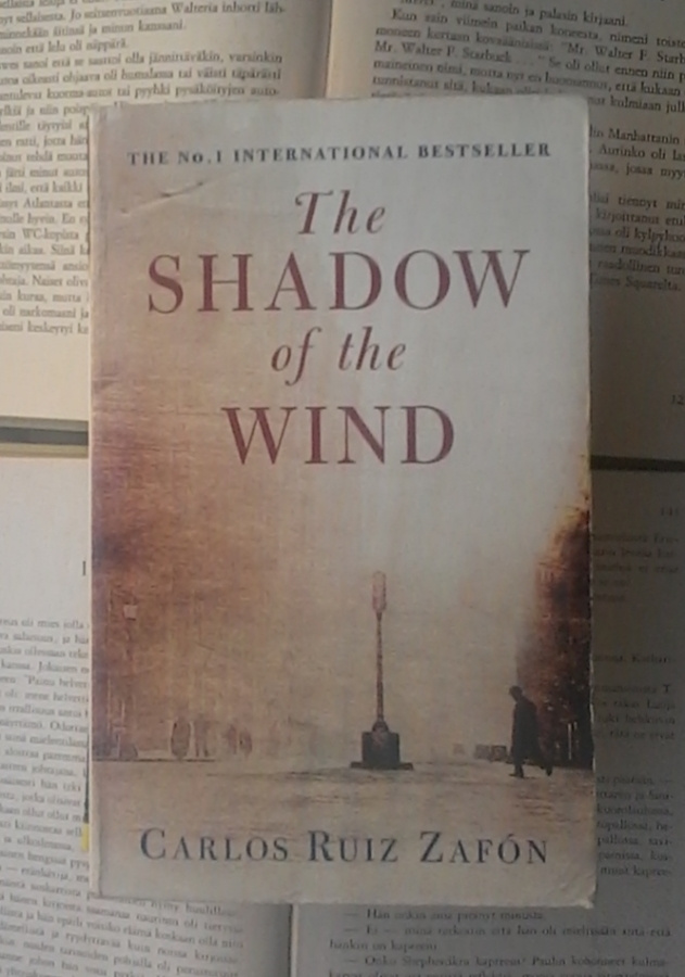 Carlos Ruiz Zafon - The Shadow of the Wind (paperback)
