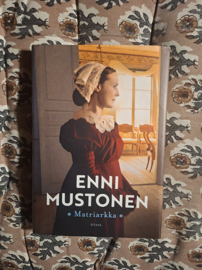 Enni Mustonen : Matriarkka 1p