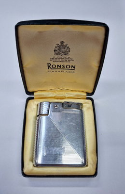 Ronson Varaflame -butaanisytytin säilytysrasiassa