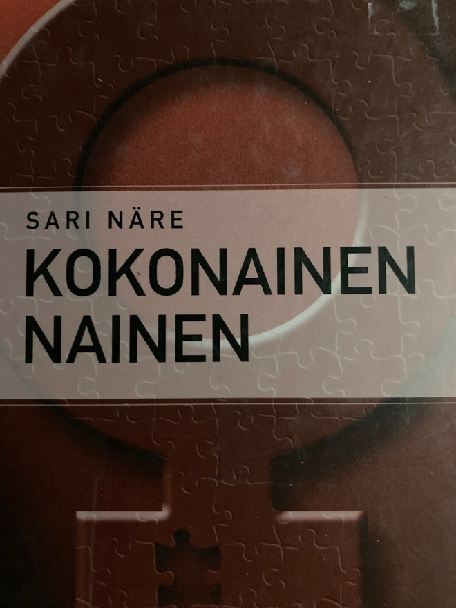 SARI NÄRE: KOKONAINEN NAINEN