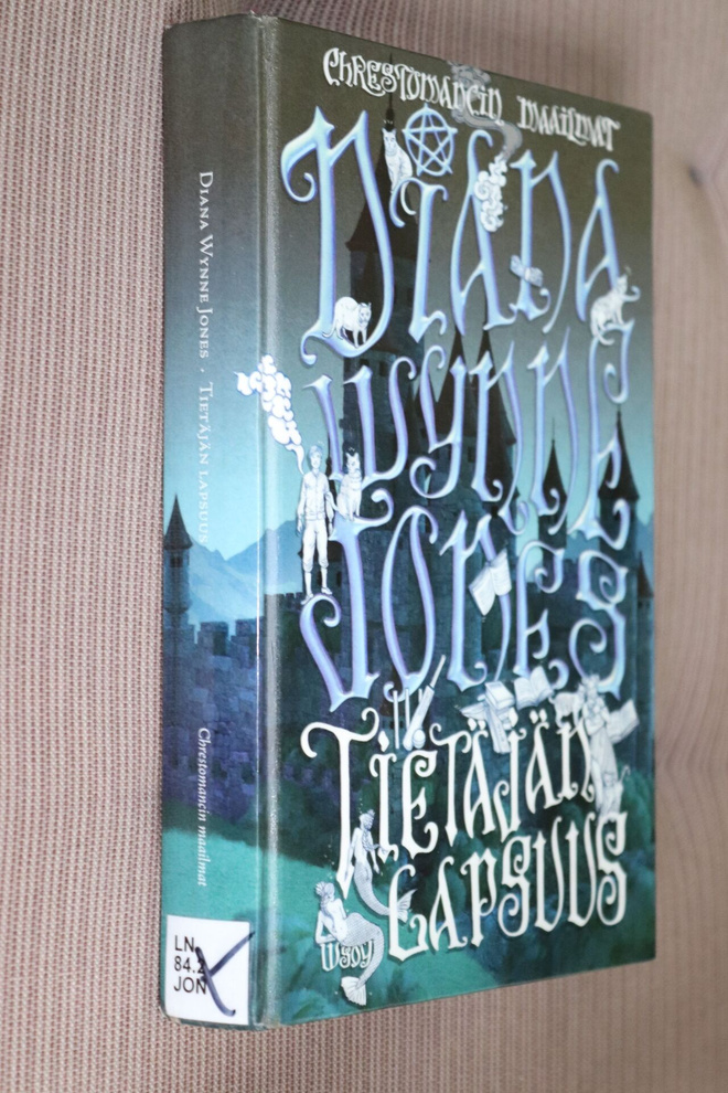 Diana Wynne Jones : Tietäjän lapsuus ( 1.p. 2010 k.po )