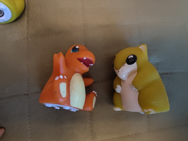 Pokemon - kuulapohjaiset Charmander ja Kangaskhan