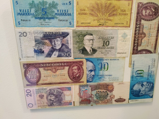 Markka seteli kollaasitaulu, ulkomaan seteleitä taulussa
