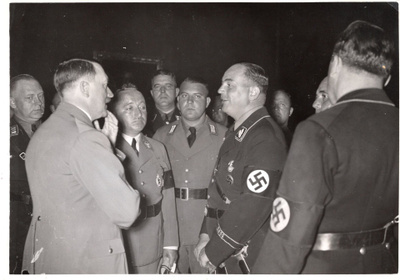 Saksalainen lehdistökuva: A. Hitler ja kumppanit