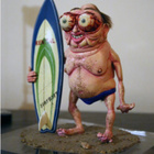 Kooks Ahoy-käsintehty "surffari"-figuuri lasialustalla - pikkukuva 2