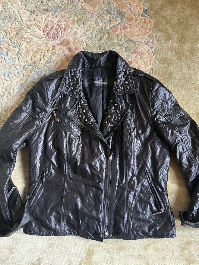 Musta luxus-jakku biker tyyliin (655 €)