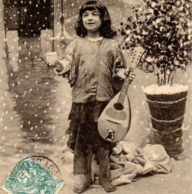 MUSIIKKI / Paljasjalkainen katusoittaja lumisateessa 1900-l.