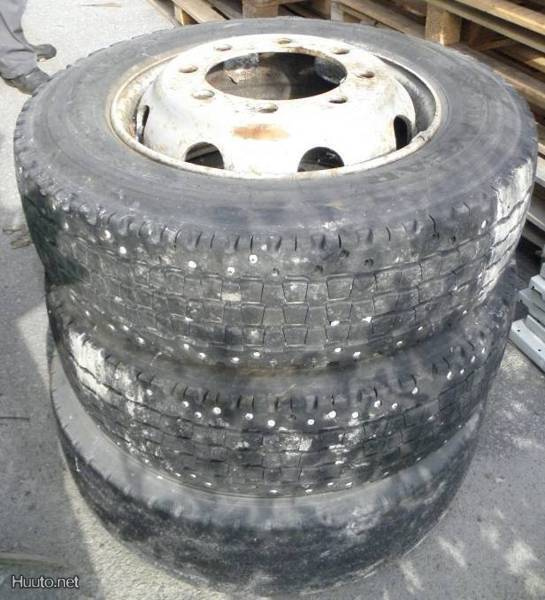Kuorma-auton renkaat 245/70 R19,5" 2 kpl.