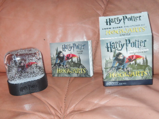 Harry Potter lumipallo ja pieni kirja