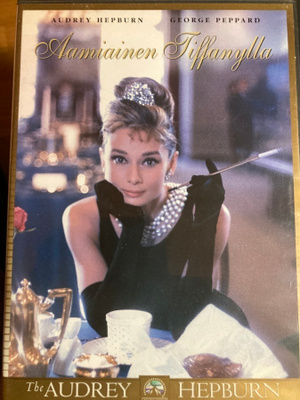 AAMIAINEN TIFFANYLLA - AUDREY HEPBURN