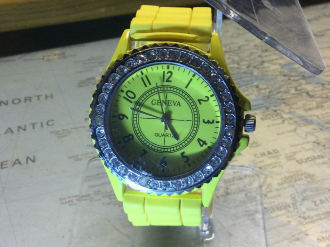 GENEVA QUARTZ helmiäistaululla ks.kuvat