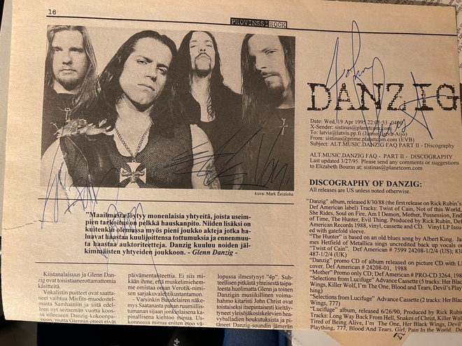 DANZIG -yhtyeen nimikirjoitukset lehtileikkeessä