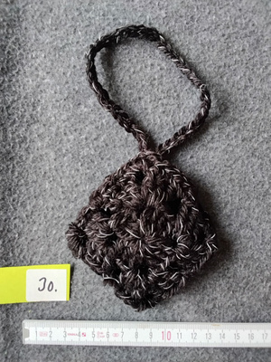 Alina´s Handmade virkattu avaimenperä airpodin suojakoteloon