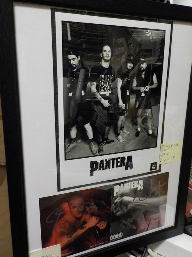 PANTERA TAULU KOLMELLA NIMMARILLA