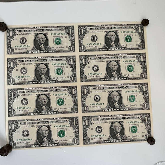 Leikkaamaton arkki 1 dollarin seteleitä