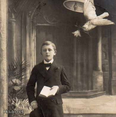 KONFIRMAATIO / Poika hattu kädessä, kello ja kyyhky. 1910-l.