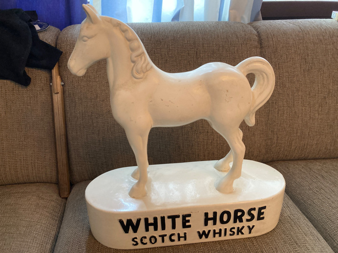 Iso White Horse patsas