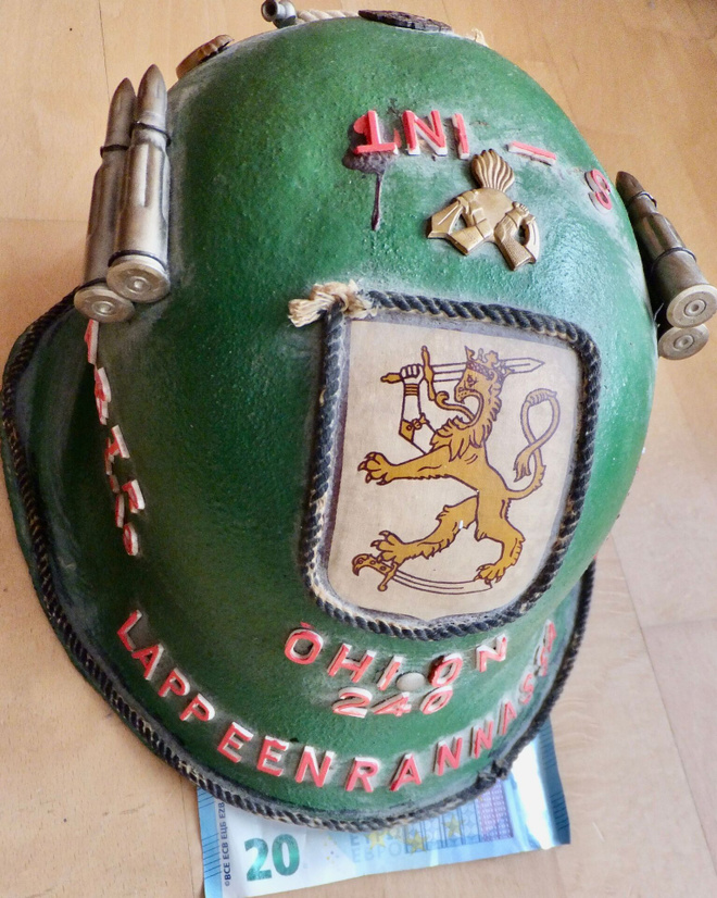 SA-Muistoesine Hupi-Kypärä Kangasmerkit Ruuvimerkit ym 1968