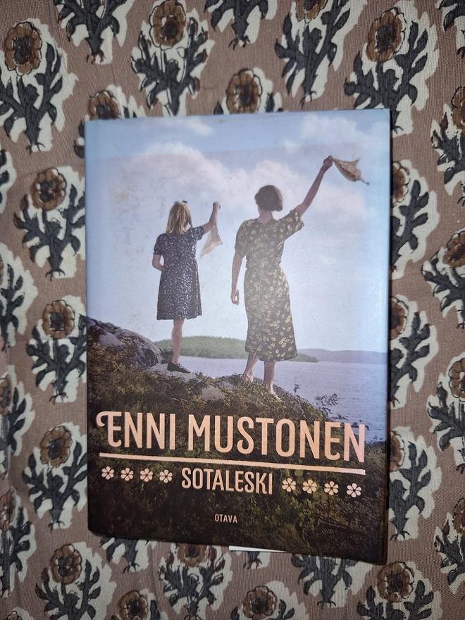 Enni Mustonen  : Sotaleski  1p