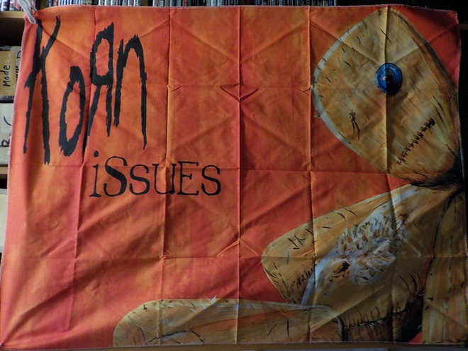 KORN ISSUES UUSI SEINÄLIPPU