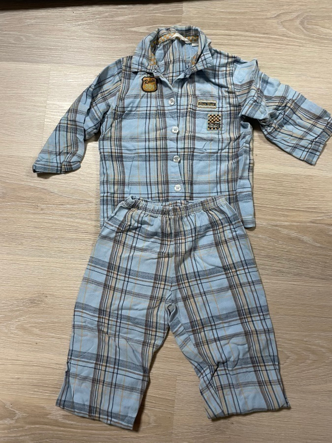 Poikien ruudullinen  pyjama oloasu koossa 98/104