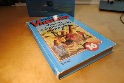 Enid Blyton: Viisikko salaperäisellä nummella, sidottu