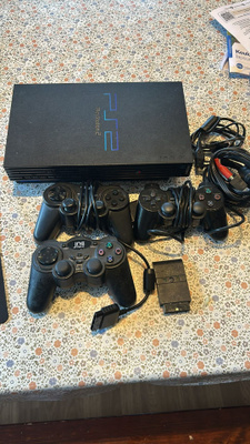 Playstation 2 FAT + 3kpl ohjaimia + johdot