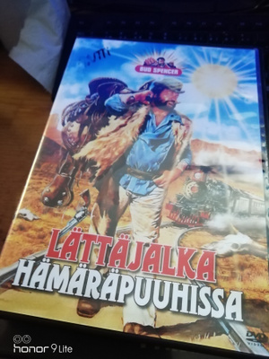 Lättäjalka hämäräpuuhissa
