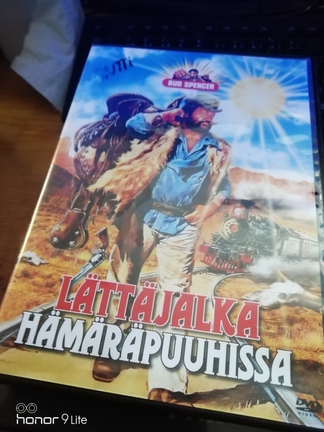 Lättäjalka hämäräpuuhissa
