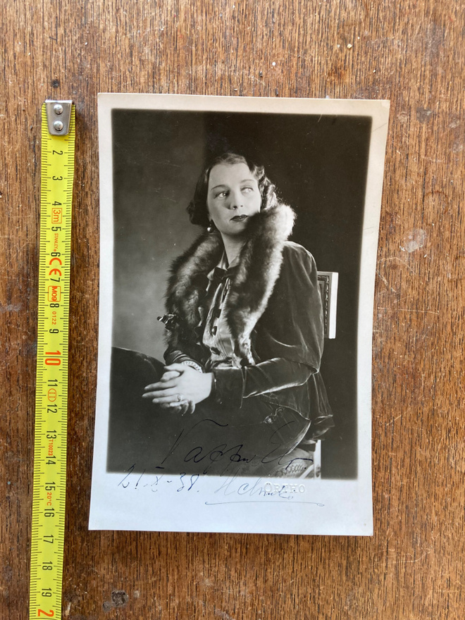 VAPPU ELO, SIGNEERATTU VALOKUVA