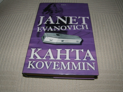 Janet Evanovich Kahta kovemmin -sid