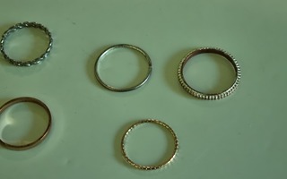 5 kpl Sormuksia