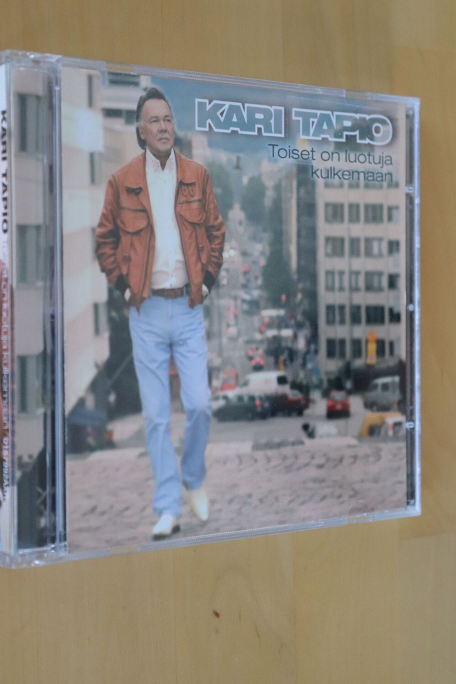 CD Kari Tapio : Toiset on luotuja kulkemaan ( 2004 )