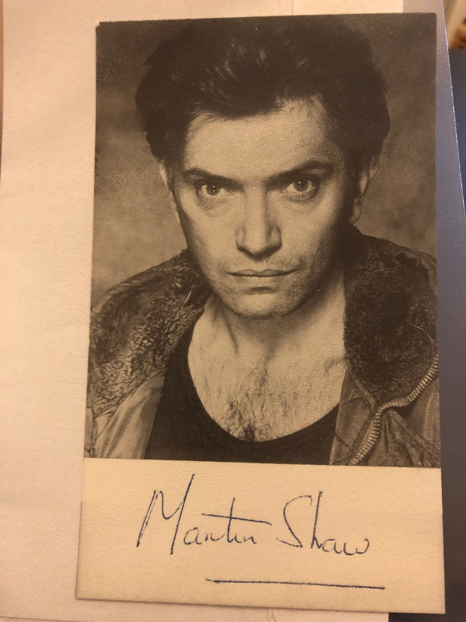 Martin Shaw nimikirjoitus kortissa