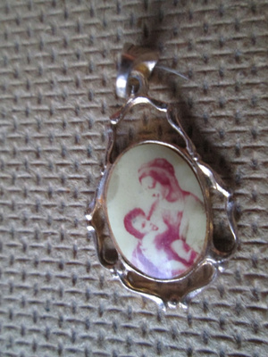 Ukraina: pieni Madonna-riipus