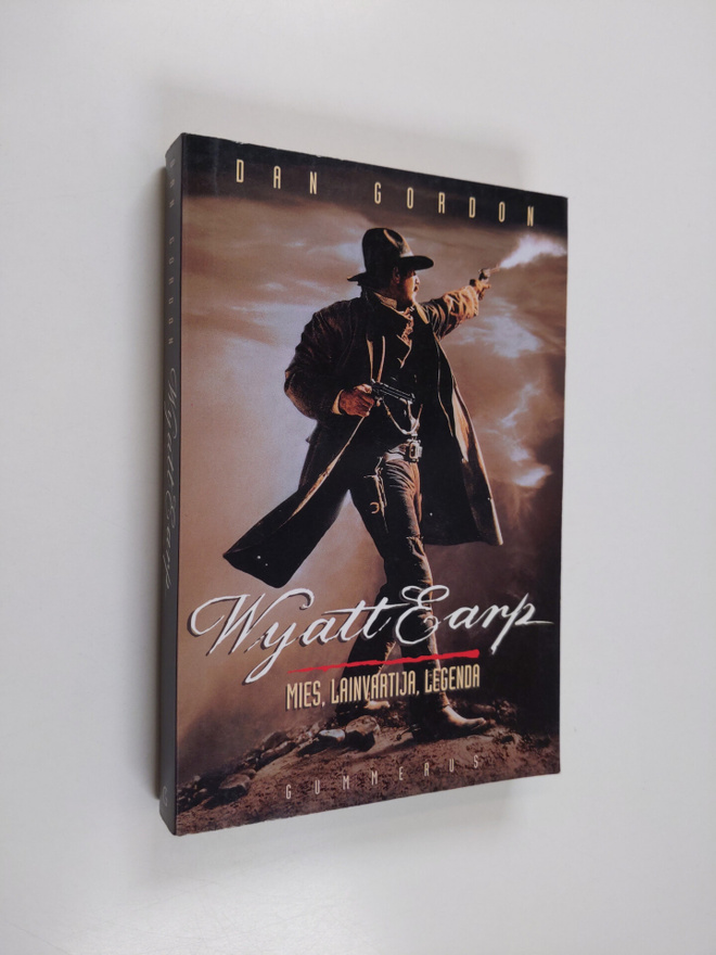 Dan Gordon : Wyatt Earp : mies, lainvartija, legenda